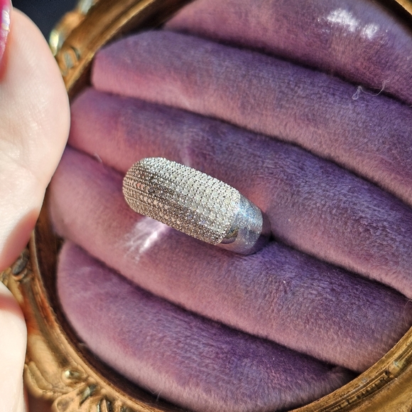 Genuine diamond ring size 8. Please note: 1 small diamond missing. Price reflect - Picture 2 of 6